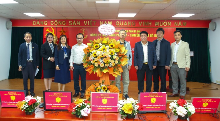 Ông Trần Thái Sơn - ủy viên BCH Hội Nhà báo Việt Nam - Đảng ủy viên - Giám đốc cổng thông tin điện tử Hội Nhà báo Việt Nam tặng hoa chúc mừng Hội nghị